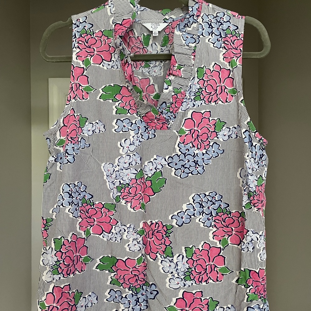 crown & ivy sleeveless top
